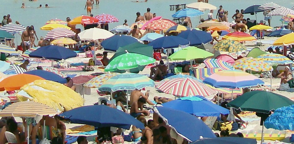 ombrelloni su spiaggia di agosto
